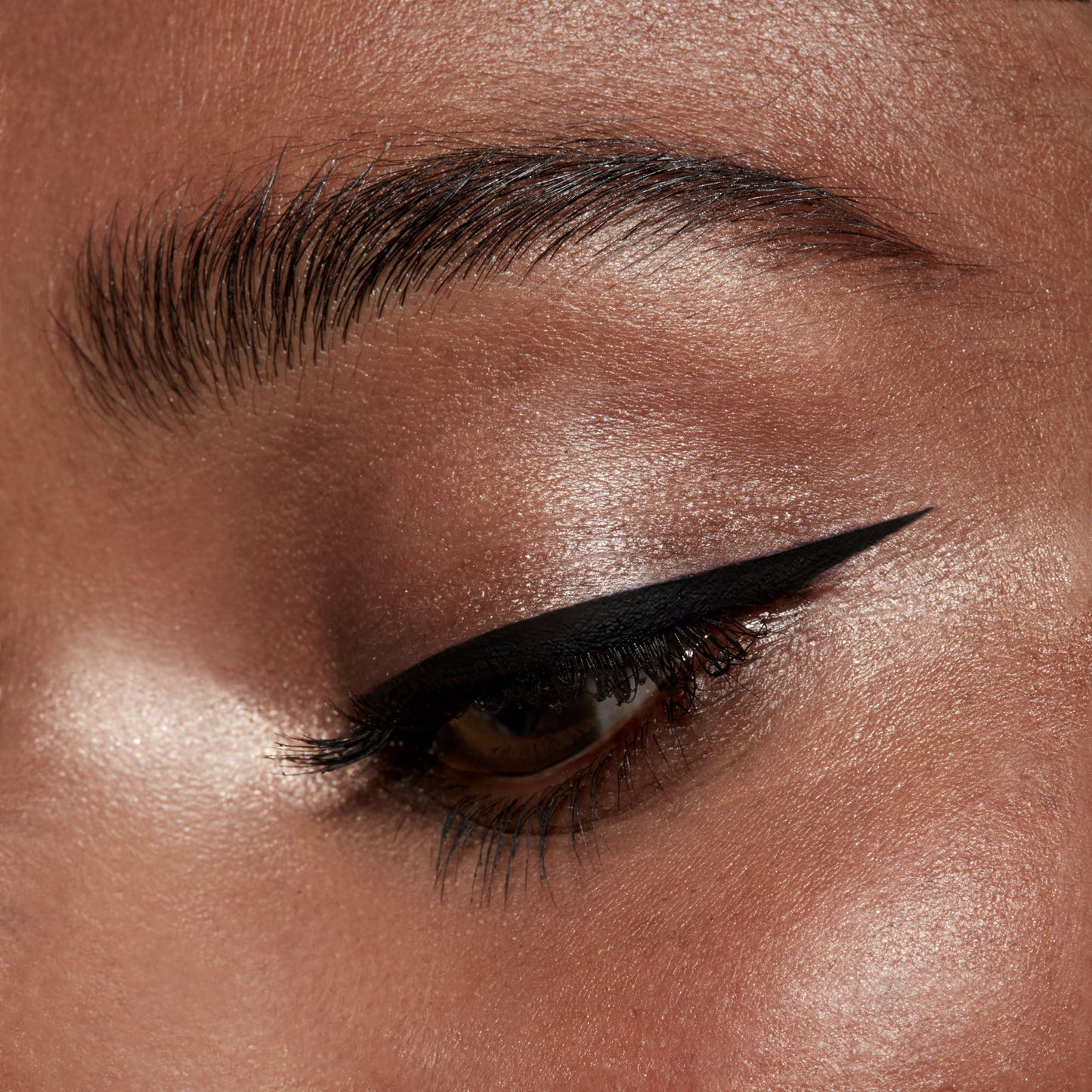 Stay the day™ | wasserfester flüssiger Eyeliner